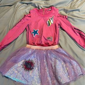 Sweatshirt and sequined tulle skirt. Perfect for a fancy little girl.